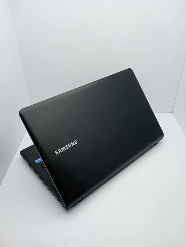 Ноутбук Samsung NP350 / 17.3" (1600x900) TN / Intel Core i5-3210M (2 (4) ядра по 2.5 - 3.1 GHz) / 8 GB DDR3 / 500 GB HDD / AMD Radeon HD 7600M / WebCam б/в - зображення 6