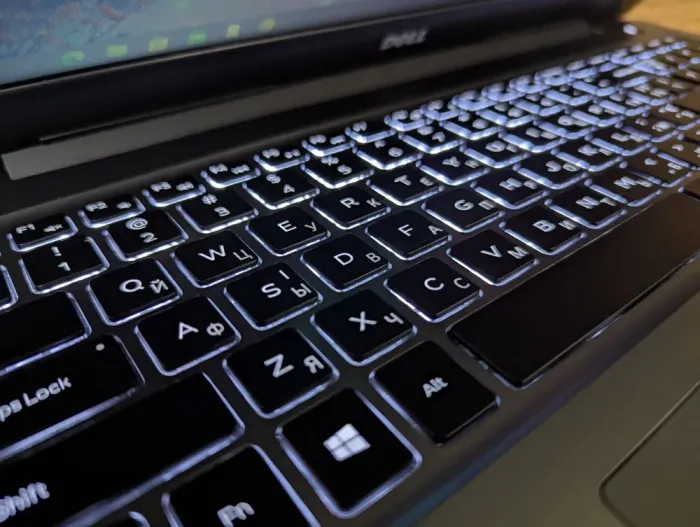 Ноутбук Dell Inspiron 5567 / 15.6" (1920x1080) IPS / Intel Core i7-7500U (2 (4) ядра по 2.7 - 3.5 GHz) / 16 GB DDR4 / 500 GB SSD / AMD Radeon R7 M440, 4 GB DDR3, 64-bit / WebCam / Windows 10 б/в - зображення 6