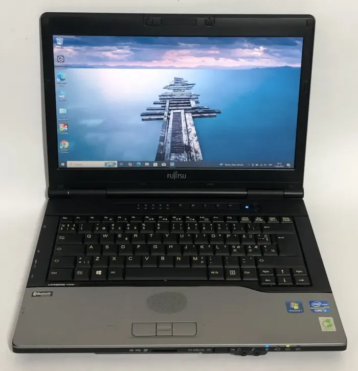 Ноутбук Б-клас Fujitsu Lifebook S752 / 14" (1366x768) TN / Intel Core i5-3320M (2 (4) ядра по 2.6 - 3.3 GHz) / 4 GB DDR3 / 500 GB HDD / Intel HD Graphics 4000 / DVD-ROM б/в - зображення 2