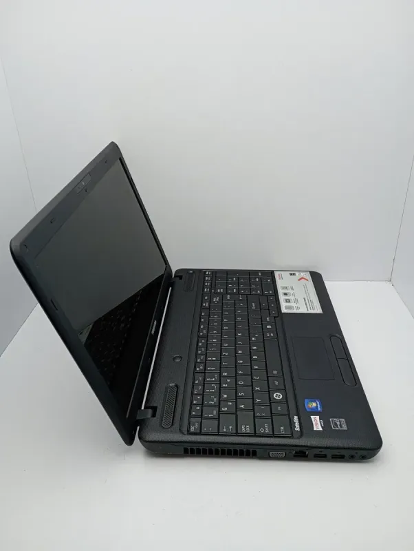 Ноутбук Toshiba Satellite C660 / 15.6" (1366x768) TN / AMD E-300 (2 ядра по 1.3 GHz) / 6 GB DDR3 / 120 GB SSD / AMD Radeon HD 6310 Graphics / WebCam б/в - зображення 3