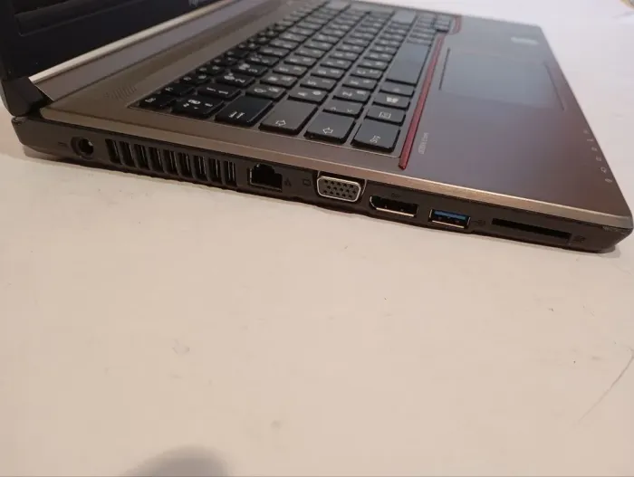 Ноутбук Б-клас Fujitsu LifeBook E744 / 14" (1600x900) TN / Intel Core i5-4310M (2 (4) ядра по 2.7 - 3.4 GHz) / 8 GB DDR3 / 500 GB HDD / Intel HD Graphics 4600 / DVD-RW / WebCam б/в - зображення 4