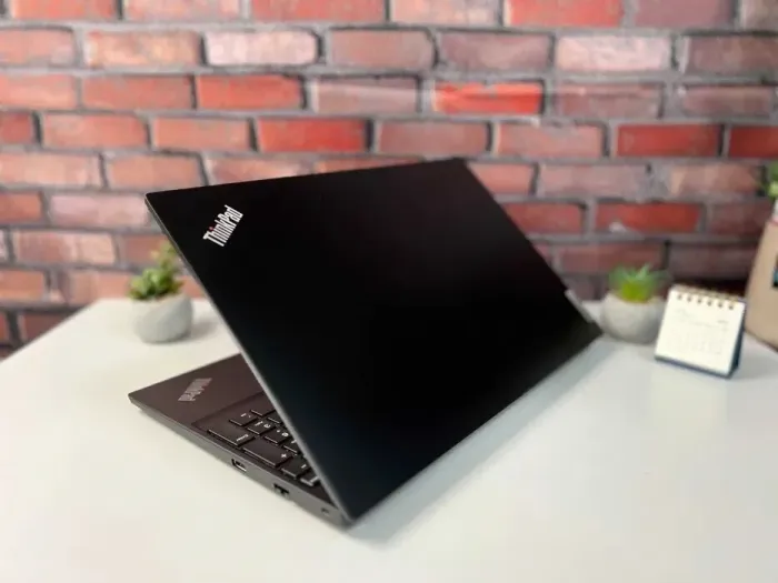 Ультрабук Lenovo ThinkPad E15 G2 / 15.6" (1920x1080) IPS / Intel Core i5-1135G7 (4 (8) ядра по 2.4 - 4.2 GHz) / 8 GB DDR4 / 256 GB SSD / Intel Iris Xe Graphics / WebCam б/в - зображення 7