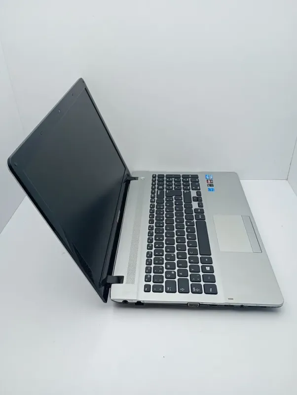 Ноутбук Samsung 300E / 15.6" (1366x768) TN / Intel Core i3-3120M (2 (4) ядра по 2.5 GHz) / 6 GB DDR3 / 500 GB HDD / Intel HD Graphics 4000 / WebCam б/в - зображення 5