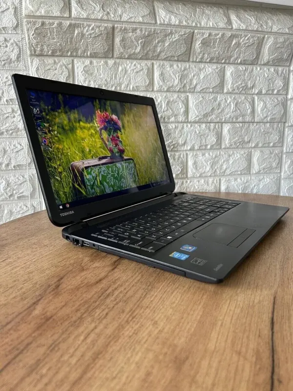 Ноутбук Б-клас Toshiba Satelilte C55 / 15.6" (1366x768) TN / Intel Core i3-4005U (2 (4) ядра по 1.7 GHz) / 4 GB DDR3 / 128 GB SSD / Intel HD Graphics 4400 / WebCam / HDMI б/в - зображення 4