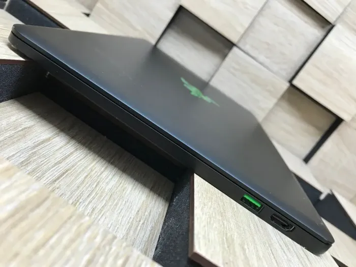 Нетбук Б-клас Razer Blade Stealth RZ09-01682E22 / 12.5" (3840x2160) IPS Touch / Intel Core i7-6500U (2 (4) ядра по 2.5 - 3.1 GHz) / 8 GB DDR3 / 256 GB SSD M.2 / Intel HD Graphics 520 / WebCam / Windows 10 б/в - зображення 6