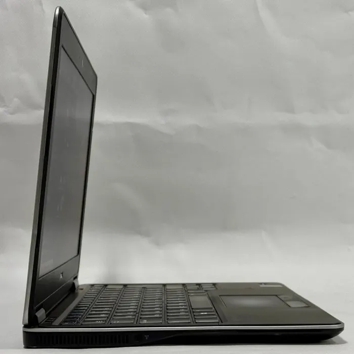 Нетбук Dell Latitude E7240 / 12.5" (1366x768) TN / Intel Core i5-4200U (2 (4) ядра по 1.6 - 2.6 GHz) / 8 GB DDR3 / 128 GB SSD / Intel HD Graphics 4400 / WebCam / Windows 10 Pro б/в - зображення 4