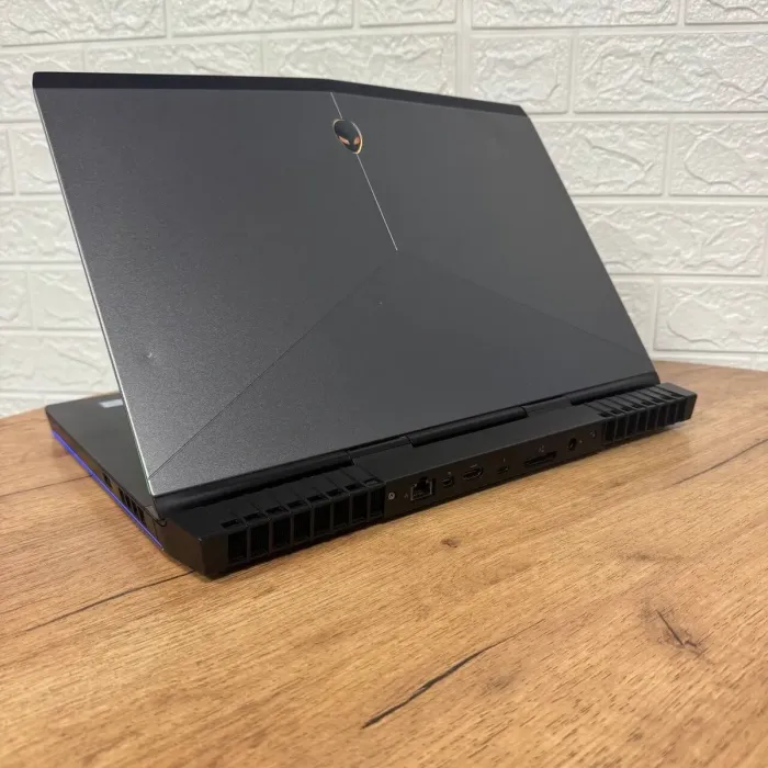 Ігровий ноутбук Б-клас Dell Alienware 15 R4 / 15.6" (1920x1080) IPS / Intel Core i7-8750H (6 (12) ядер по 2.2 - 4.1 GHz) / 16 GB DDR4 / 128 GB SSD M.2 + 1000 GB HDD / nVidia GeForce GTX 1080 Max-Q, 8 GB GDDR5X, 256-bit / WebCam б/в - зображення 6