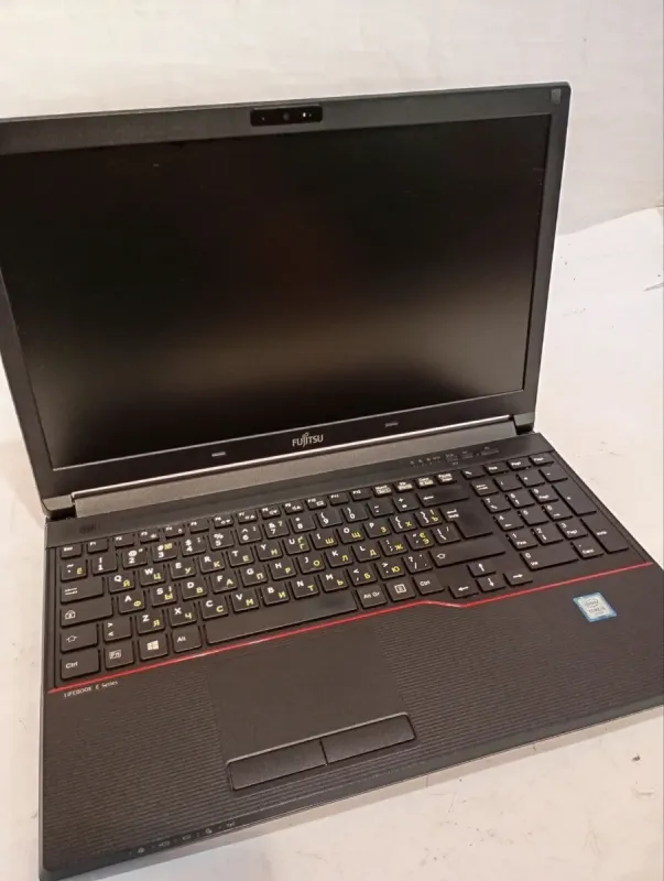 Ноутбук Б-клас Fujitsu LifeBook E556 / 15.6" (1366x768) TN / Intel Core i5-6200U (2 (4) ядра по 2.3 - 2.8 GHz) / 8 GB DDR4 / 240 GB SSD / Intel HD Graphics 520 / WebCam / DVD-RW б/в - зображення 3