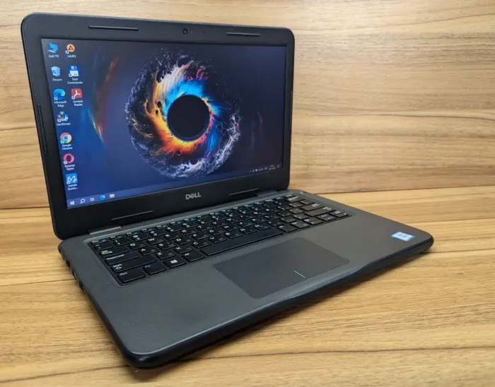 Ноутбук Dell Latitude 3300 / 13.3" (1366x768) TN / Intel Core i5-8250U (4 (8) ядра по 1.6 - 3.4 GHz) / 8 GB DDR4 / 256 GB SSD / Intel HD Graphics 620 / WebCam / Windows 10 б/в - зображення 4