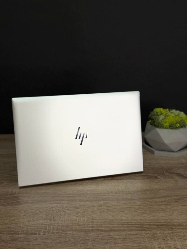 Ультрабук HP EliteBook 830 G8 / 13.3" (1920x1080) TN / Intel Core i5-1135G7 (4 (8) ядра по 2.4 - 4.2 GHz) / 16 GB DDR4 / 256 GB SSD M.2 / Intel Iris X Graphics / WebCam / Win 11 б/в - зображення 3