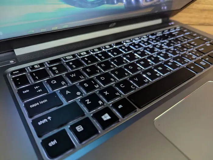 Ультрабук HP EliteBook Folio 1040 G3 / 14" (1920x1080) IPS / Intel Core i5-6300U (2 (4) ядра по 2.4 - 3.0 GHz) / 8 GB DDR4 / 256 GB SSD / Intel HD Graphics 520 / WebCam / Fingerprint / Windows 10 б/в - зображення 6