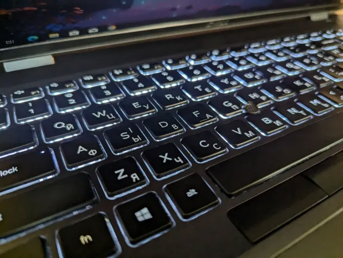 Ультрабук Dell Latitude 5500 / 15.6" (1920x1080) IPS Touch / Intel Core i7-8665U (4 (8) ядра по 1.9 - 4.8 GHz) / 16 GB DDR4 / 512 GB SSD / Intel UHD Graphics / WebCam / Windows 10 б/в - зображення 6