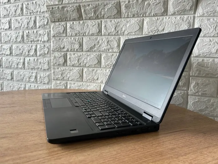 Ультрабук Dell Latitude E5590 / 15.6" (1366x768) TN / Intel Core i5-7300U (2 (4) ядра по 2.6 - 3.5 GHz) / 8 GB DDR4 / 250 GB SSD / Intel HD Graphics 620 / WebCam / HDMI б/в - зображення 5