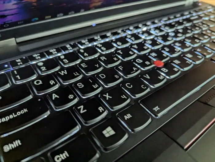 Мобільна робоча станція Lenovo ThinkPad P52 / 15,6" (1920x1080) IPS / Intel Xeon E-2176M (6 (12) ядер по 2,7 - 4,4 ГГц) / 32 ГБ DDR4 / 512 ГБ SSD / nVidia Quadro P2000, 4 ГБ GDDR5, 128-біт / Веб-камера / Сканер відбитків пальців / Windows 10 б/в - зображення 6
