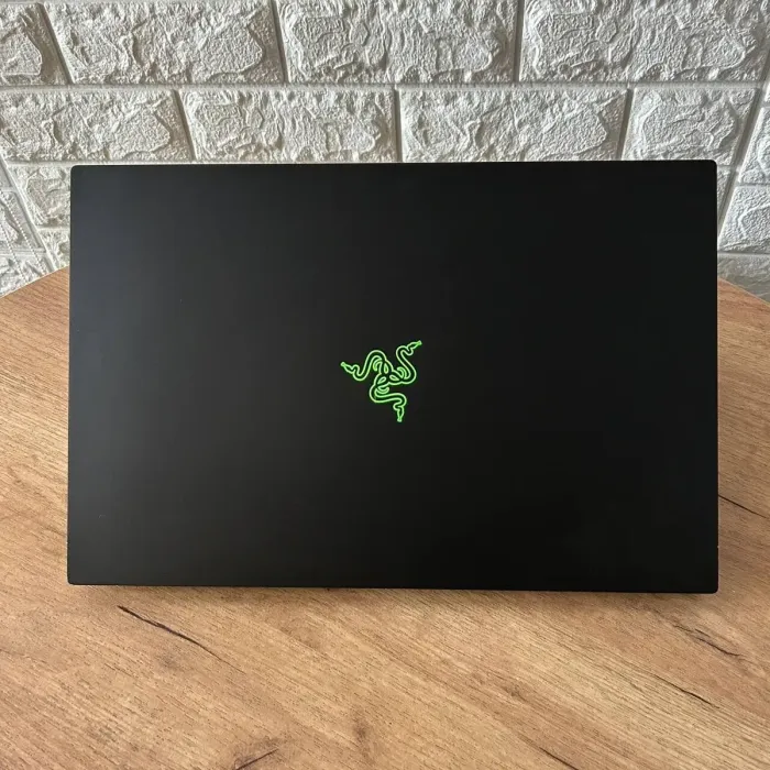 Ігровий ноутбук Б-клас Razer Blade 17 RZ09-0287 / 17.3" (1920x1080) IPS / Intel Core i7-9750H (6 (12) ядер по 2.6 - 4.5 GHz) / 16 GB DDR4 / 512 GB SSD NVMe / nVidia GeForce RTX 2080 Max-Q, 8 GB GDDR6, 256-bit б/в - зображення 3