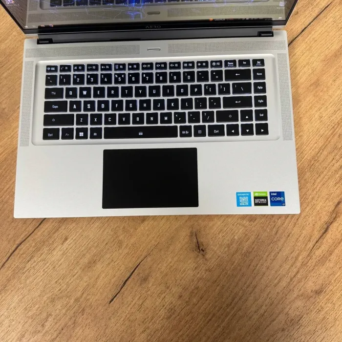 Ігровий ноутбук Б-клас Gigabyte Aero 16 XE5 / 16" (3840x2400) OLED / Intel Core i7-12700H (14 (20) ядер по 3.5 - 4.7 GHz) / 16 GB DDR5 / 1000 GB SSD / nVidia GeForce RTX 3070 Ti, 8 GB GDDR6, 256-bit / WebCam б/в - зображення 7