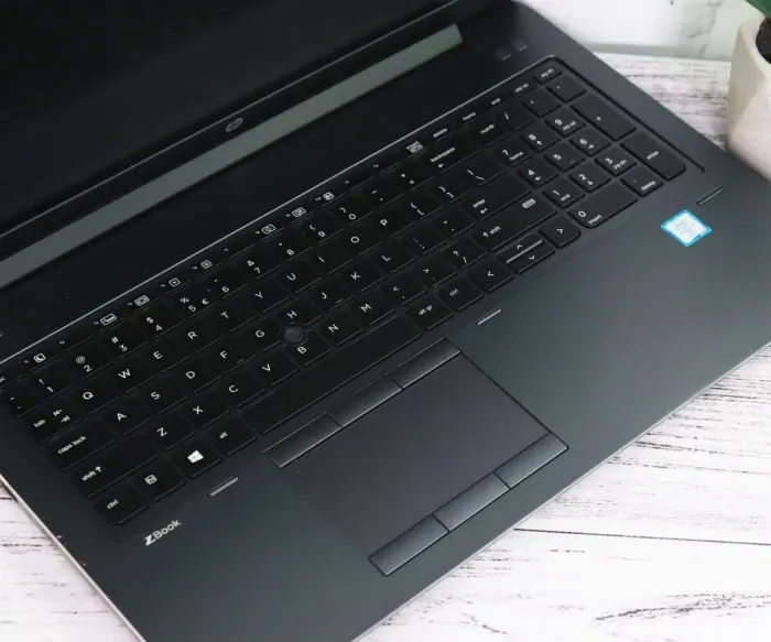 Мобільна робоча станція HP Zbook 15 G3 / 15.6" (1920x1080) IPS / Intel Core i7-6820HQ (4 (8) ядра по 2.7 - 3.6 GHz) / 32 GB DDR4 / 512 GB SSD M.2 / nVidia Quadro M2000M, 4 GB GDDR5, 128-bit / WebCam б/в - зображення 3