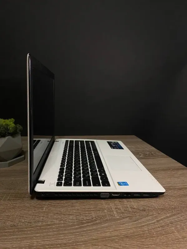 Ноутбук Б-клас Asus X550C / 15.6" (1366x768) TN / Intel Pentium 2117U (2 ядра по 1.8 GHz) / 4 GB DDR3 / 250 GB HDD / Intel HD Graphics 2500 / WebCam / DVD-RW / Win 10 / АКБ не держит б/в - зображення 4