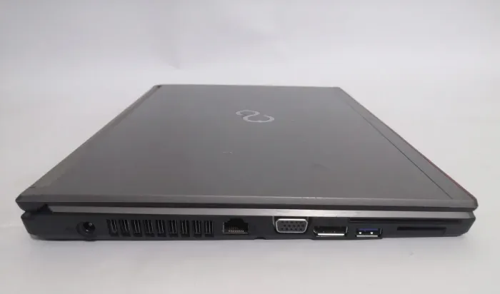 Ноутбук Б-клас Fujitsu LifeBook E734 / 13.3" (1366x768) TN / Intel Core i3-4000M (2 (4) ядра по 2.4 GHz) / 4 GB DDR3 / 500 GB HDD / Intel HD Graphics 4600 / WebCam / Windows 10 Pro б/в - зображення 4