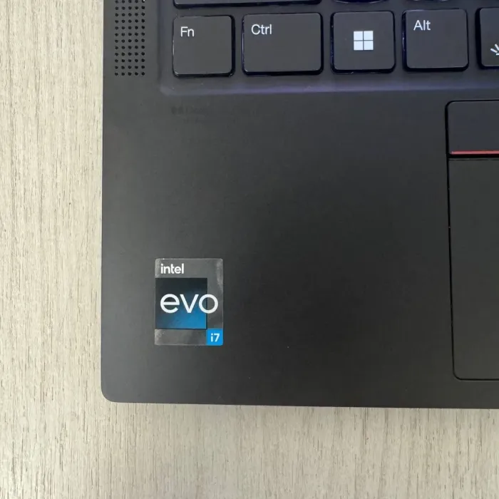 Ультрабук Б-клас Lenovo ThinkPad X1 Carbon Gen 10 / 14" (1920x1080) IPS / Intel Core i7-1255U (10 (12) ядер по 3.5 - 4.7 GHz) / 16 GB DDR5 / 512 GB SSD / Intel Iris Xe Graphics / WebCam б/в - зображення 4