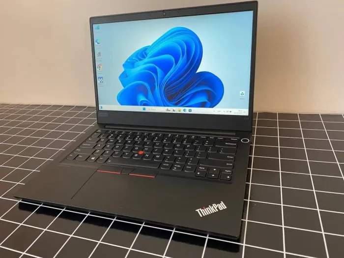 Ноутбук Б-клас Lenovo ThinkPad E14 / 14'' (1920x1080) IPS / Intel Core i5-10210U (4 (8) ядра по 1.6 - 4.2 GHz) / 16 GB DDR4 / 512 GB SSD M.2 / Intel UHD Graphics / WebCam / USB 3.1 / HDMI б/в - зображення 2
