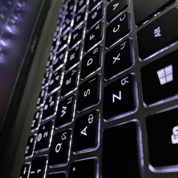 Ультрабук Б-клас Dell Inspiron 5585 / 15.6" (1920x1080) IPS / AMD Ryzen 5 3500U (4 (8) ядра по 2.1 - 3.7 GHz) / 16 GB DDR4 / 256 GB SSD / AMD Radeon RX Vega 8 Graphics / WebCam / HDMI б/в - зображення 6