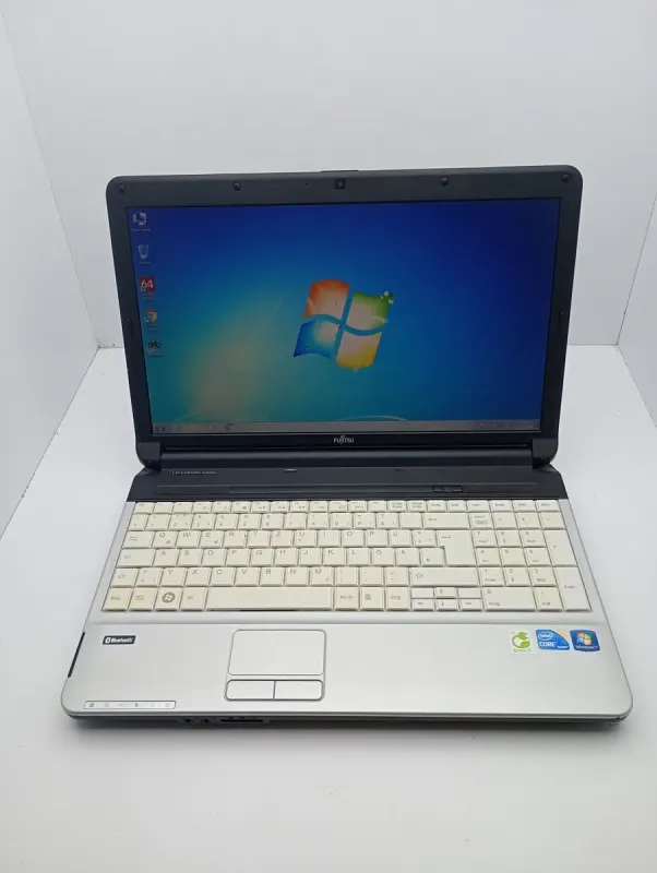 Ноутбук Fujitsu LifeBook A530 / 15.6" (1366x768) TN / Intel Core i3-350M (2 (4) ядра по 2.26 GHz) / 8 GB DDR3 / 250 GB HDD / Intel HD Graphics / WebCam б/в - зображення 2