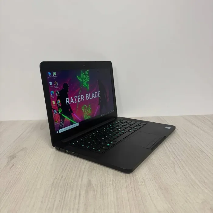 Ігровий ноутбук Б-класу Razer Blade 14 RZ09-0195 / 14" (1920x1080) IPS / Intel Core i7-7700HQ (4 (8) ядра по 2,8 - 3,8 ГГц) / 16 ГБ DDR4 / 512 ГБ SSD NVMe / nVidia GeForce GTX 1060, 6 ГБ GDDR5, 192-біт / Веб-камера б/в - изображение 4