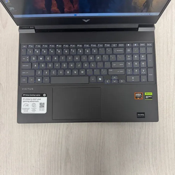 Ігровий ноутбук HP Victus 15-fb001nr / 15,6" (1920x1080) IPS / AMD Ryzen AI 7 350 (8 (16) ядер по 2,0 - 5,0 ГГц) / 16 ГБ DDR5 / 1000 ГБ SSD / nVidia GeForce RTX 5050, 8 ГБ GDDR7, 128-біт / Веб-камера б/в - зображення 3