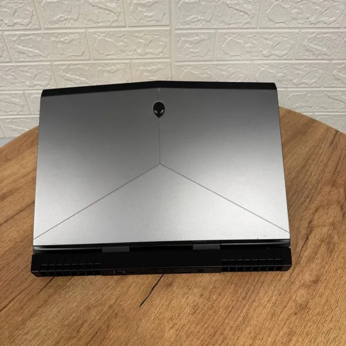 Ігровий ноутбук Б-клас Dell Alienware 15 R3 / 15.6" (1920x1080) IPS / Intel Core i7-7700HQ (4 (8) ядра по 2.8 - 3.8 GHz) / 16 GB DDR4 / 128 GB SSD NVMe + 1000 GB HDD / nVidia GeForce GTX 1070, 8 GB GDDR5, 256-bit / WebCam б/в - зображення 3