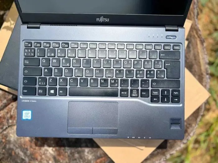 Ультрабук Fujitsu LifeBook U938 / 13.3" (1920x1080) IPS / Intel Core i5-8250U (4 (8) ядра по 1.6 - 3.4 GHz) / 8 GB DDR4 / 256 GB SSD / Intel UHD Graphics 620 / WebCam б/в - зображення 3