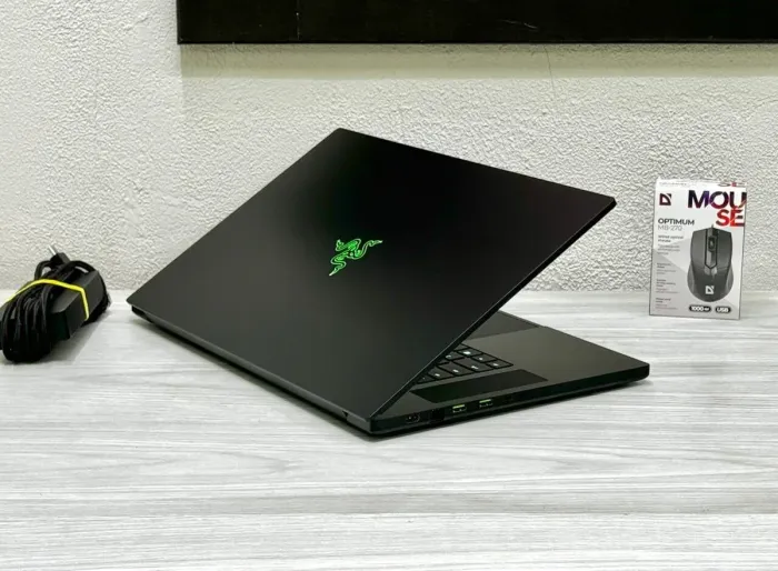 Ігровий ноутбук Б-клас Razer Blade RZ09-0406 / 17.3" (1920x1080) IPS / Intel Core i7-11800H (8 (16) ядер по 2.3 - 4.6 GHz) / 16 GB DDR4 / 1000 GB SSD / nVidia GeForce RTX 3060, 6 GB GDDR6, 192-bit / Win 11 Home б/в - зображення 5