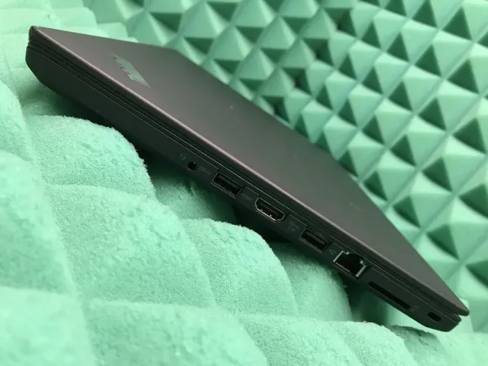 Ультрабук Б-клас Lenovo ThinkPad T470 / 14" (1366x768) TN / Intel Core i5-7300U (2 (4) ядра по 2.6 - 3.5 GHz) / 8 GB DDR4 / 240 GB SSD / Intel HD Graphics 520 / WebCam / Fingerprint / USB 3.1 / HDMI б/в - зображення 6