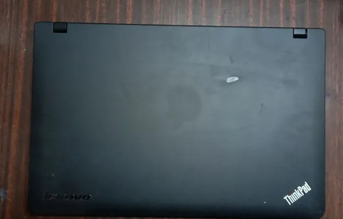 Ноутбук Lenovo ThinkPad Edge E520 / 15.6" (1366x768) TN / Intel Core i5-2410M (2 (4) ядра по 2.3 - 2.9 GHz) / 4 GB DDR3 / 120 GB SSD / AMD Radeon HD 6630M, 2 GB DDR3, 128-bit / WebCam / DVD-ROM / Windows 10 / Без АКБ б/в - зображення 8