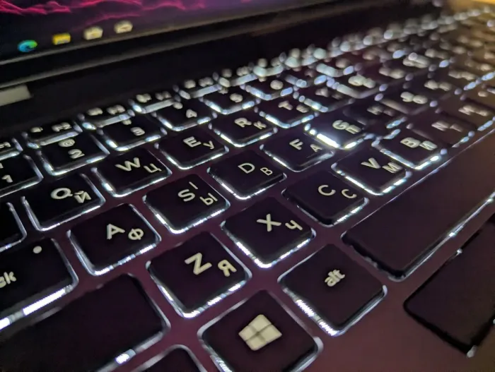 Мобільна робоча станція Dell Precision 3541 / 15,6" (1920x1080) IPS / Intel Core i7-9850H (6 (12) ядер по 2,6 - 4,6 ГГц) / 16 ГБ DDR4 / 512 ГБ SSD / nVidia Quadro P620, 4 ГБ GDDR5 128-bit / WebCam / HDMI / Windows 10 б/в - зображення 6