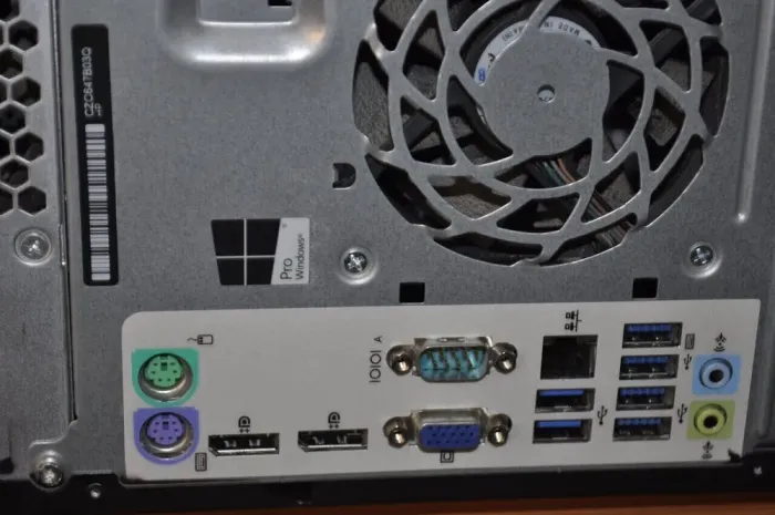 Комп'ютер HP EliteDesk 800 G2 Tower / Intel Core i5-6500 (4 ядра по 3,2 - 3,6 ГГц) / 32 ГБ DDR4 / 500 ГБ SSD / Intel HD Graphics 530 / DVD-ROM / Windows 11 Pro б/в - зображення 4