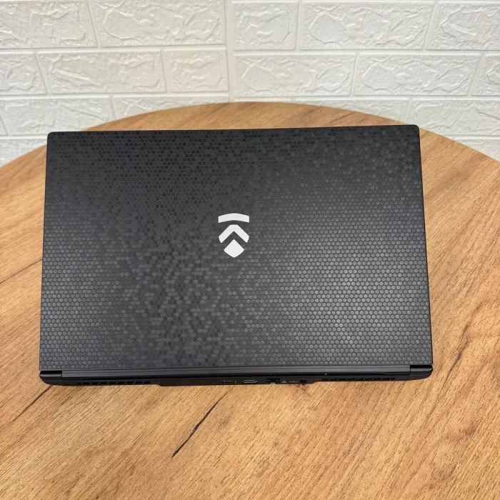 Ігровий ноутбук Eluktronics MAG-15 2070 / 15.6" (1920x1080) IPS / Intel Core i7-9750H (6 (12) ядер по 2.6 - 4.5 GHz) / 16 GB DDR4 / 1000 GB SSD NVMe / nVidia GeForce RTX 2070 Max-Q, 8 GB GDDR6, 256-bit / WebCam б/в - зображення 3