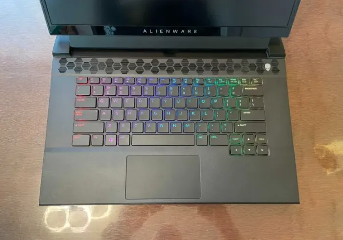 Ігровий ноутбук Dell Alienware M15 R4 / 15.6" (1920x1080) IPS / Intel Core i7-10870H (8 (16) ядер по 2.2 - 5.0 GHz) / 16 GB DDR4 / 512 GB SSD / nVidia GeForce RTX 3070, 8 GB GDDR6, 256-bit / WebCam б/в - зображення 4