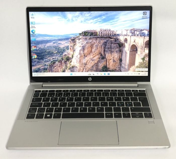 Ультрабук Б-клас HP ProBook 430 G8 / 13.3" (1366x768) TN / Intel Core i3-1115G4 (2 (4) ядра по 4.1 GHz) / 8 GB DDR4 / 256 GB SSD / Intel UHD Graphics / WebCam / Win 11 Pro б/в - зображення 2