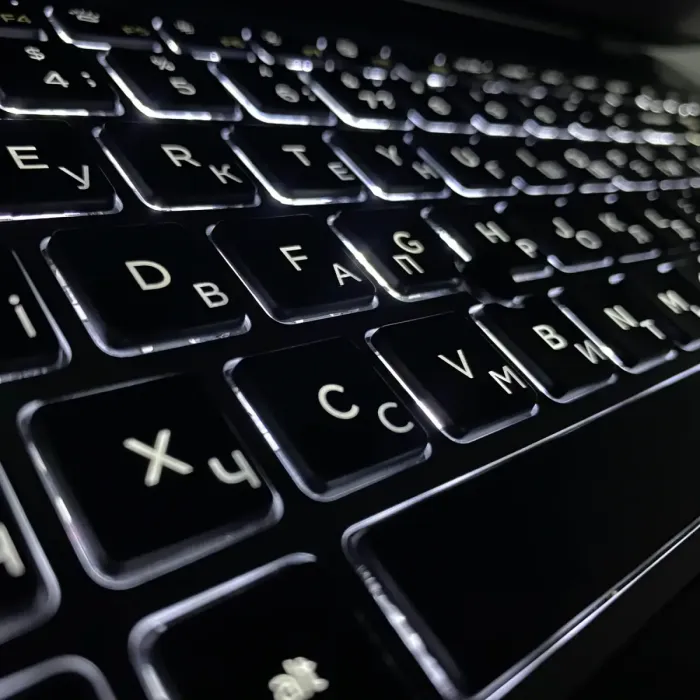 Ультрабук Dell Latitude 5510 / 15.6" (1920x1080) IPS / Intel Core i7-10610U (4 (8) ядра по 1.8 - 4.9 GHz) / 16 GB DDR4 / 256 GB SSD / Intel UHD Graphics / WebCam / SIM / TouchID б/в - зображення 4