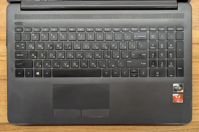 Ноутбук Б-клас HP 255 G7 / 15.6" (1920x1080) IPS / AMD Ryzen 3 2200U (2 (4) ядра по 2.5 - 3.4 GHz) / 8 GB DDR4 / 240 GB SSD / AMD Radeon Vega 6 Graphics / WebCam / Windows 10 б/в - зображення 3