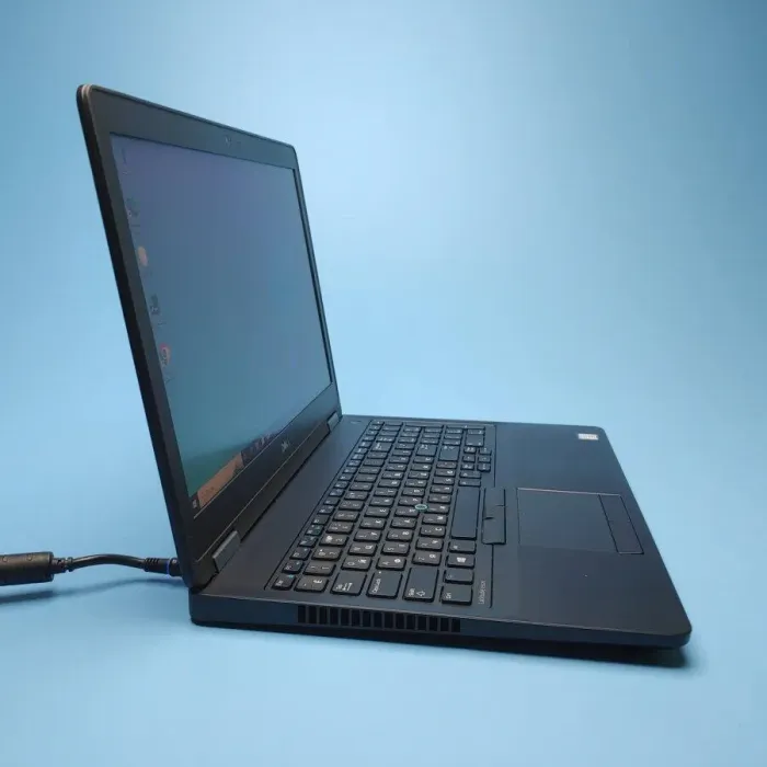 Ноутбук Б-клас Dell Latitude E5570 / 15.6" (1366x768) TN / Intel Core i5-6300U (2 (4) ядра по 2.4 - 3.0 GHz) / 8 GB DDR4 / 256 GB SSD / Intel HD Graphics 520 / WebCam / Win 10 Pro б/в - зображення 4