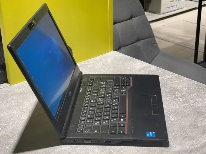 Ноутбук Fujitsu LifeBook E5411 / 14" (1920x1080) IPS / Intel Core i3-1115G4 (2 (4) ядра по 1.7 - 4.1 GHz) / 8 GB DDR4 / 240 GB SSD / Intel UHD Graphics / WebCam / 4G б/в - зображення 3