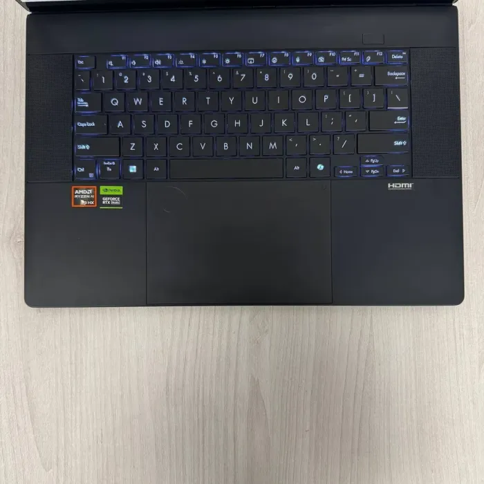 Ігровий ноутбук Б-клас Asus ProArt Studiobook P16 H7606WI / 16" (3840x2400) OLED Touch / AMD Ryzen AI 9 HX 370 (12 (24) ядер по 2.0 - 5.1 GHz) / 64 GB DDR5 / 2000 GB SSD NVMe / nVidia GeForce RTX 4070, 8 GB GDDR6, 128-bit б/в - зображення 7