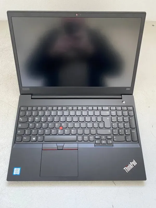 Ноутбук Lenovo ThinkPad E580 / 15.6" (1920x1080) IPS / Intel Core i3-8130U (2 (4) ядра по 2.2 - 3.4 GHz) / 8 GB DDR4 / 256 GB SSD / Intel UHD Graphics 620 / WebCam б/в - зображення 2