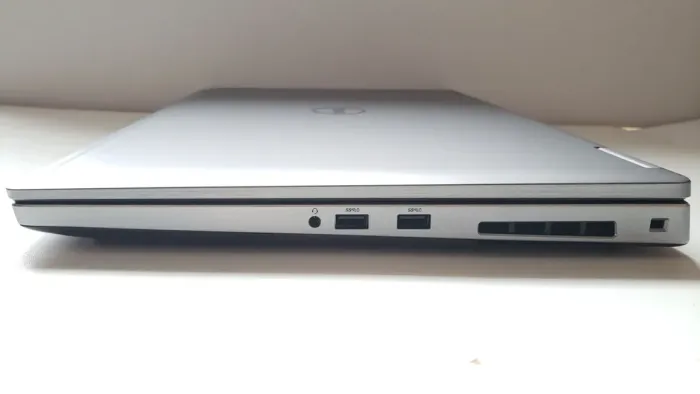 Мобільна робоча станція Dell Precision 7740 / 17.3" (3840x2160) IPS / Intel Core i7-9850H (6 (12) ядер по 2.6 - 4.6 GHz) / 32 GB DDR4 / 256 GB SSD + 1000 GB SSD / AMD Radeon Pro WX 7130, 8 GB GDDR5, 256-bit / WebCam / Win 11 Pro б/в - зображення 4