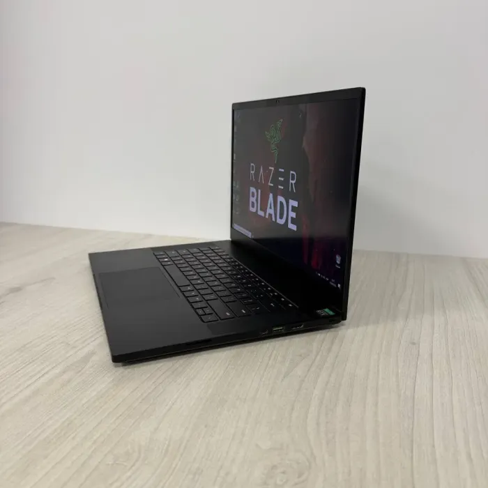 Ігровий ноутбук Б-клас Razer Blade 15 RZ09-0409 / 15.6" (1920x1080) IPS / Intel Core i7-10875H (8 (16) ядер по 2.3 - 5.1 GHz) / 16 GB DDR4 / 1000 GB SSD NVMe / nVidia GeForce RTX 2080 Super Max-Q, 8 GB GDDR6, 256-bit / WebCam б/в - зображення 5