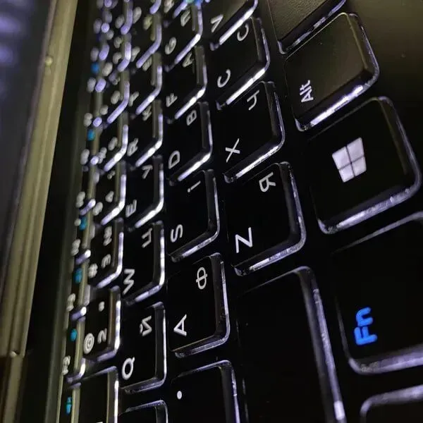 Ноутбук Б-клас Dell Latitude 5590 / 15.6" (1920x1080) IPS / Intel Core i5-8250U (4 (8) ядра по 1.6 - 3.4 GHz) / 16 GB DDR4 / 256 GB SSD / Intel UHD Graphics 620 / WebCam / SIM б/в - зображення 6