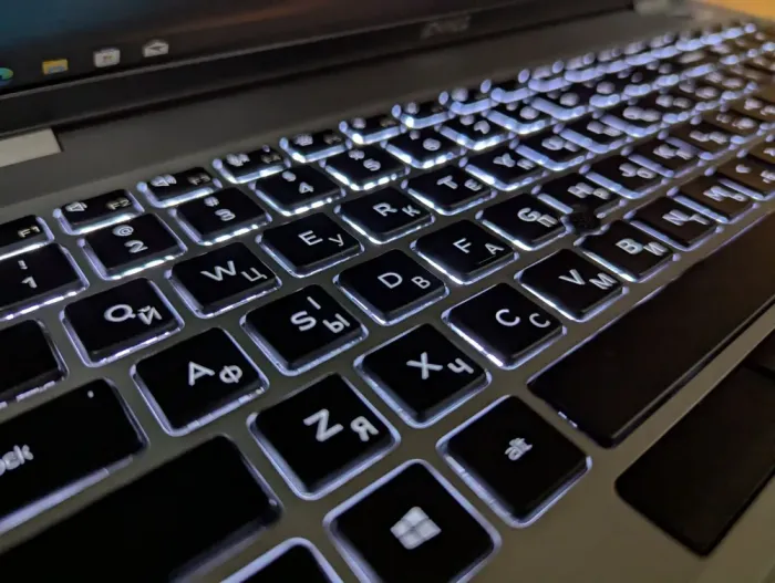 Мобільна робоча станція Dell Precision 3551 / 15.6" (1920x1080) IPS / Intel Core i7-10750H (6 (12) ядер по 2.6 - 5.0 GHz) / 16 GB DDR4 / 512 GB SSD / nVidia Quadro P620, 4 GB GDDR5, 128-bit / WebCam / TouchID / Windows 10 б/в - зображення 6