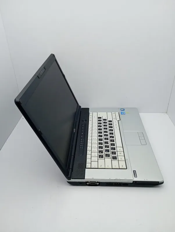 Ноутбук Fujitsu LifeBook E751 / 15.6’’ (1366x768) TN / Intel Core i5-2520M (2 (4) ядра по 2.5 - 3.2 GHz)/ 6 GB DDR3 / 500 GB HDD / Intel HD Graphics 3000 / WebCam б/в - зображення 5